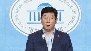 與 박재호 의원 페북에 ‘성인동영상’ 10분간 노출