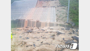 부산 미음터널 주변 사면붕괴…“1시간 차에 갇혀 있다”