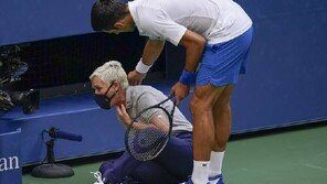 홧김에 친 공이 선심 목 강타…조코비치 ‘황당’ 실격패