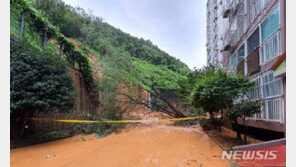 아파트 바로 앞산이 와르르…“굉음에 놀란 주민들 비명”