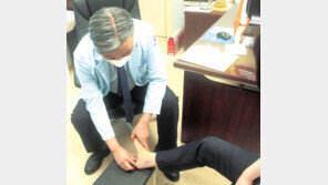 “불편한 샌들 오래 신으면 족저근막염 생길수도”