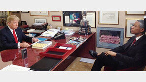 오바마 대역 불러놓고 “당신은 해고야”… 줄잇는 트럼프 폭로전, 이번엔 7년전 동영상