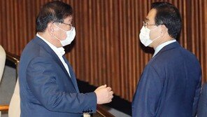 본회의장서 만난 여야 원내대표