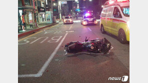 부산서 달리던 오토바이가 건설기계 들이받아…운전자 숨져