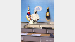 與 윤호중·홍정민, 코로나19 음성…“마스크 중요성 실감”