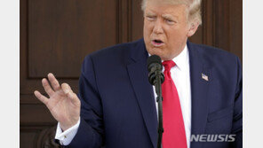 트럼프 “대선 전 백신 나올 것” vs 샌더스 “정치화 말라”