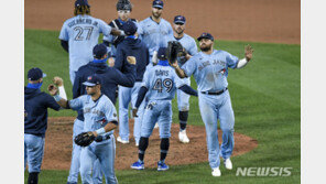 류현진 “나 때문에 어려움에 처했지만, 선수들 집중력으로 이겨”