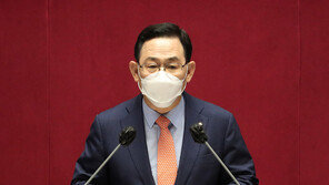 주호영 “文정권 삼권분립·법치 파괴”…추미애는 ‘미소’