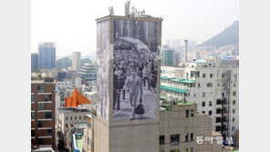 ‘현수막 설치작품’ 걸린 주차타워