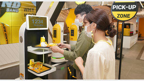 “로봇이 조리-서빙”… ‘노브랜드 버거’ 첫 미래 콘셉트 매장 오픈