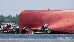 미 조지아주해안서 전복된 한국 대형화물선 잘게 쪼개서 철거