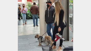 멸종위기종 아기 호랑이, 상의까지 입고 쇼핑몰에…무슨 일?