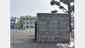 ‘경찰서 유치장 배식구 탈주범’ 최갑복, 세번째 징역형…절도로 1년 2개월