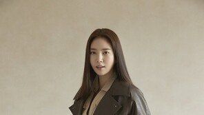 [원픽! 오늘 뭐 입지?] 저녁엔 제법 쌀쌀한데…트렌치코트를 꺼내볼까