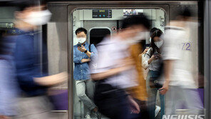 코로나19 신규 확진자 28일째 세 자릿수…무증상·경증 환자 전파로 장기화