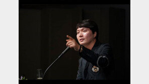 ‘과거 도박’ 신정환, 포커게임 모델 발탁…누리꾼 ‘갑론을박’