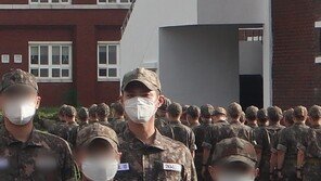 ‘해군 입대’ 박보검, 훈련소 사진 공개…늠름한 군복 자태