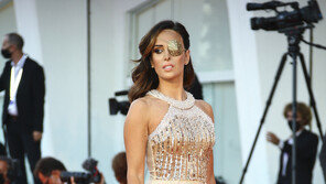 ‘베니스 영화제’ 제시카 노타로, ‘황금빛 안대’ 눈길