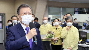 6개월 만 또 질본 찾은 文대통령…정은경 신임 청장에 임명장