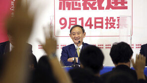 차기 日총리 유력 스가 “저출산·고령사회 대응 소비세 인상 불가피”