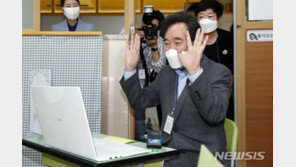 초등학교 찾은 이낙연 “비대면 교육도 세계 표준 됐으면”