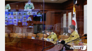 박능후 “확진자 수백명대에서 꺾이지 않아…접촉 최소화해야”