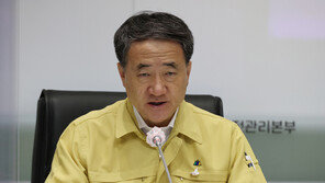 박능후 “확진자 100명대서 좀처럼 안 꺾여…매우 우려”