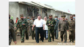 셔츠 벗고 속옷 차림으로 현장 누빈 김정은…민생 행보 부각