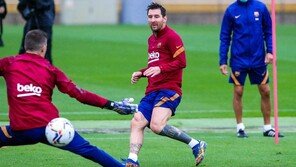 ‘바르샤 잔류’ 메시, 올 시즌도 캡틴…첫 연습경기 소화