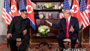 트럼프, 물러서지 않는 김정은에 “로켓 쏘는것 말고 다른 건 안하냐”