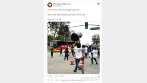 다저스 팬들, LA 방문한 휴스턴에 쓰레기통 두들기며 비난