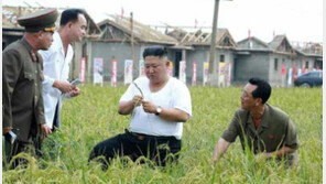 김정은 반팔 셔츠 입고 수해현장 방문