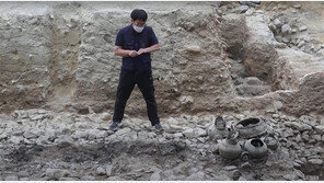 “전례없는 ‘고분 언박싱’… 내가 생중계할 줄이야”