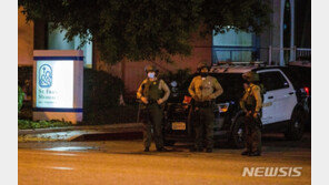 괴한 총격에 美경관 2명 중태…트럼프 “짐승들은 강하게 매질해야”