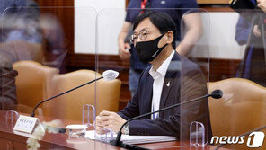 靑 경제수석 “통신비 무의미하지 않아”… 野 “콜센터 10억까지…세금 낭비”