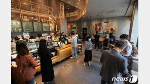수도권 2단계 완화 첫날…서울 시내 카페 55곳 중 26곳 ‘1m 거리두기’ 위반