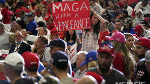 ‘NO 마스크’ 트럼프 유세에 주지사 분노…“이기적”