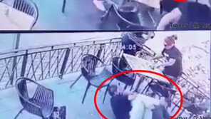 식당서 아이 납치 유괴범, 옆 테이블 유단자가 ‘참교육’ (영상)