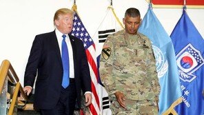 “트럼프, 방한 때 삼성 사옥 보고 ‘부자나라! 방위비 더 내야’ 역설”