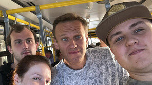 나발니, 침대에서 잠시 벗어날 정도로 호전…의식회복 1주째