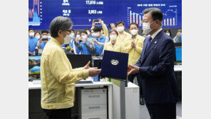 정은경 임명식 “거리두기 위반” 지적에… 鄭 “자영업자에 송구”