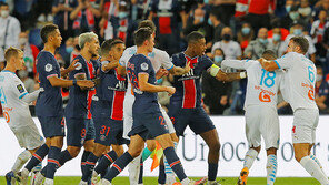 PSG-마르세유 난투극… 네이마르 등 양팀 5명 퇴장
