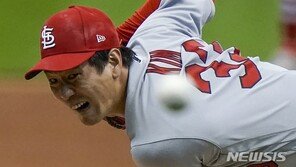 8회말 STL 헬슬리 동점 허용…김광현, 최고 활약에도 3승 도전 물거품
