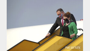 폼페이오 美 국무 배우자, 직원에 ‘성탄 카드 발송’ 지시 논란