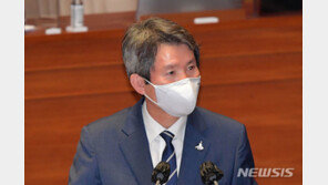 박진 “반미자주 못 버려” vs 이인영 “北 편향이라 모는 건 모욕”