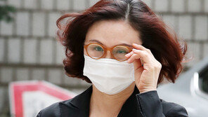 ‘증인’ 정경심도 조국처럼 증언 거부…“진술 않겠다”만 반복