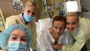 ‘푸틴 정적’ 나발니 자력호흡 SNS 인증샷…전날 호흡기 떼