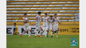 ‘바로우 1골1도움’ 전북, ‘선두’ 울산 2-1 제압…승점 2점차 추격
