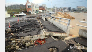 태풍으로 부서진 해안도로