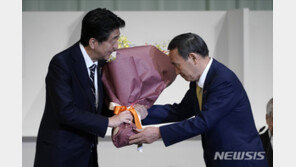 퇴임하는 아베 “국민께 감사…스가 내각 지원 부탁한다”